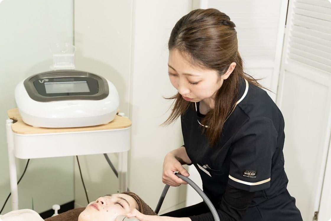 小顔矯正と連射式最新美容機器のダブル施術のイメージ