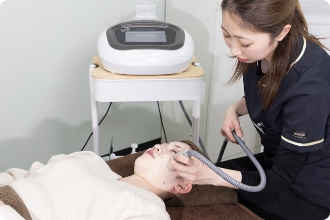 最新の美容機器施術の様子