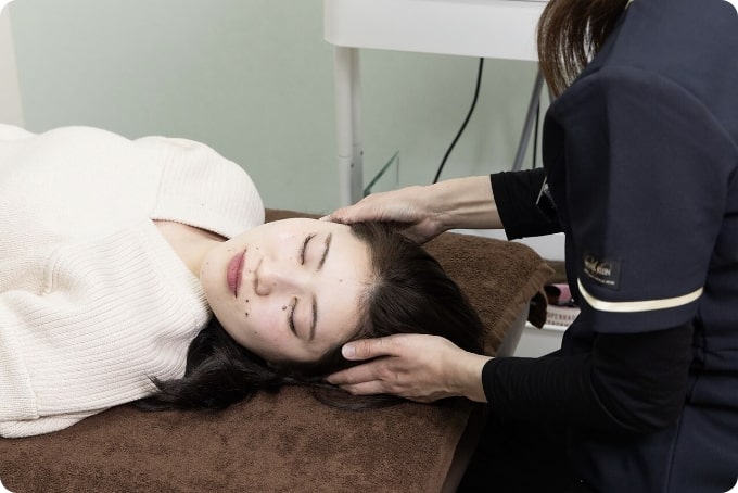 小顔矯正施術の様子