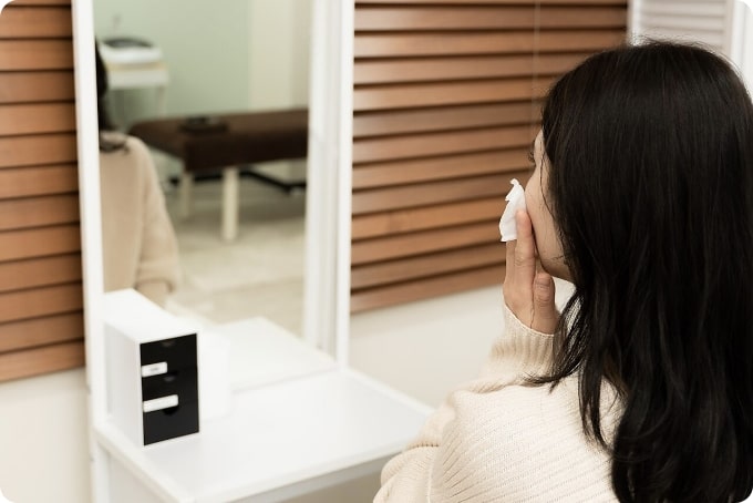 お化粧直しをしている様子