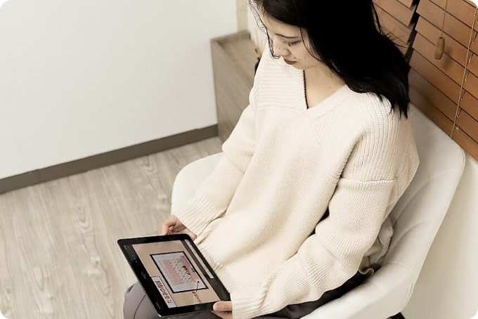 タブレットで動画を見ている様子